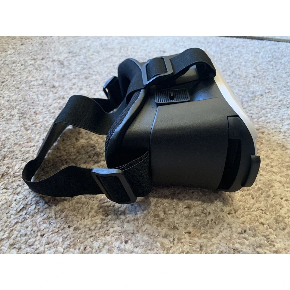 Virtual Reality VR Headset by‎ Vivitar Dream On VR-180 White